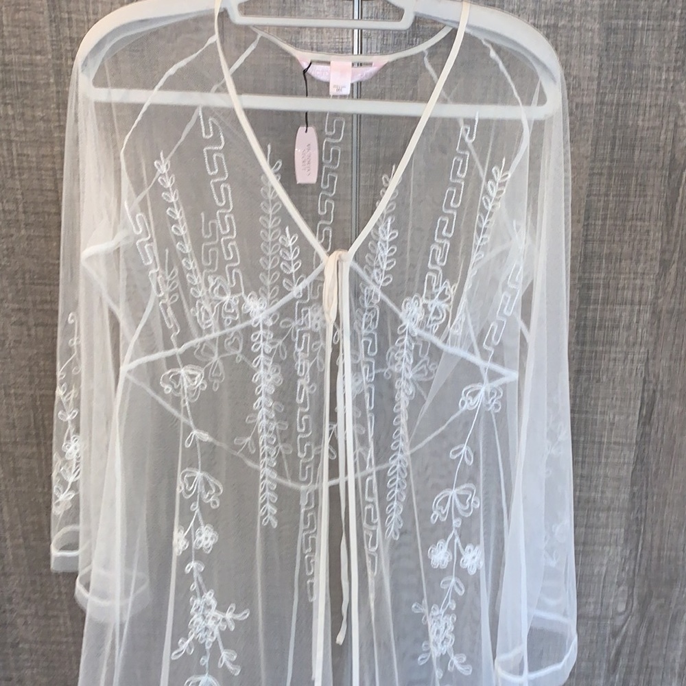 Victoria’s Secret Embroidered Robe - Picture 9 of 13